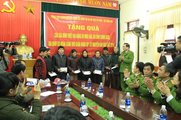 Tổng cục VIII, Bộ Công an trao quà cho người nghèo tại miền Trung