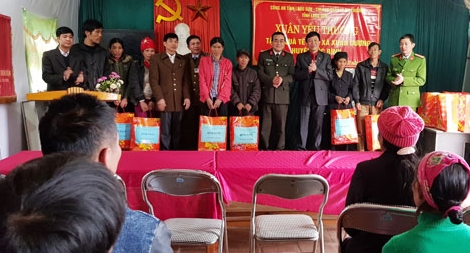 Công an tỉnh Lạng Sơn trao 50 suất quà cho hộ nghèo