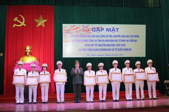 Trao tặng Huân chương bảo vệ Tổ quốc hạng Ba cho nguyên lãnh đạo Công an tỉnh Hà Nam
