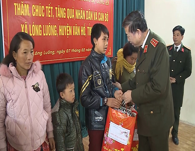Bộ trưởng Tô Lâm thăm, tặng quà nhân dân xã Lóng Luông và đồn Biên phòng 473