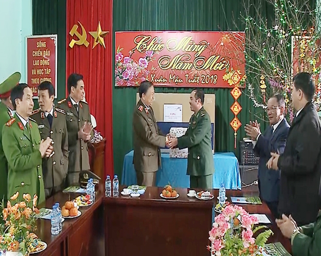 Bộ trưởng Tô Lâm thăm, tặng quà nhân dân xã Lóng Luông và đồn Biên phòng 473 - Ảnh minh hoạ 3