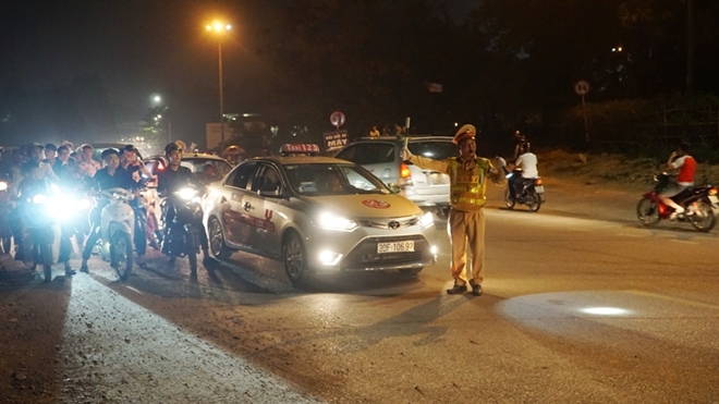 Cảnh sát giao thông bám đường giữa đêm bảo vệ lễ hội Đền Hùng - Ảnh minh hoạ 4