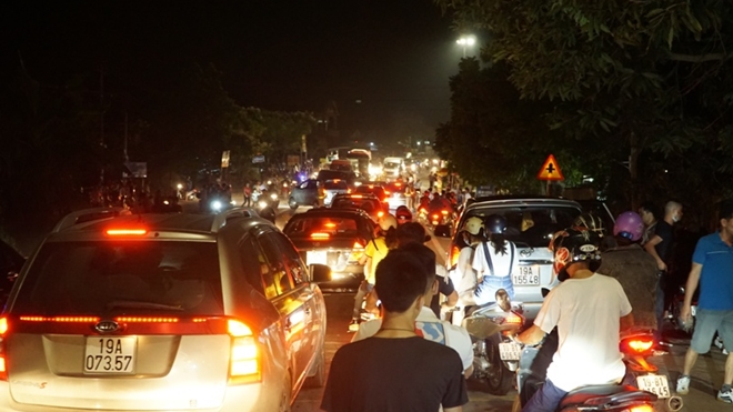 Cảnh sát giao thông bám đường giữa đêm bảo vệ lễ hội Đền Hùng