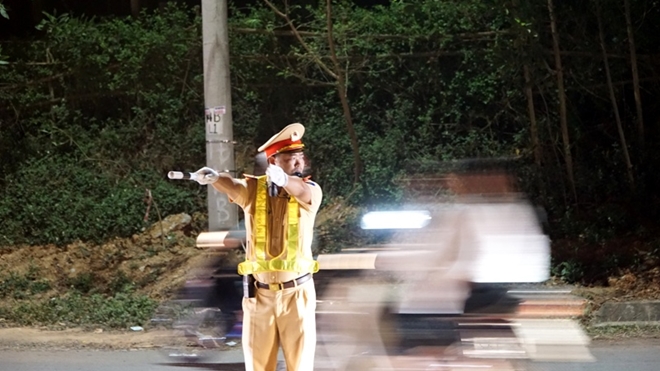 Cảnh sát giao thông bám đường giữa đêm bảo vệ lễ hội Đền Hùng - Ảnh minh hoạ 6