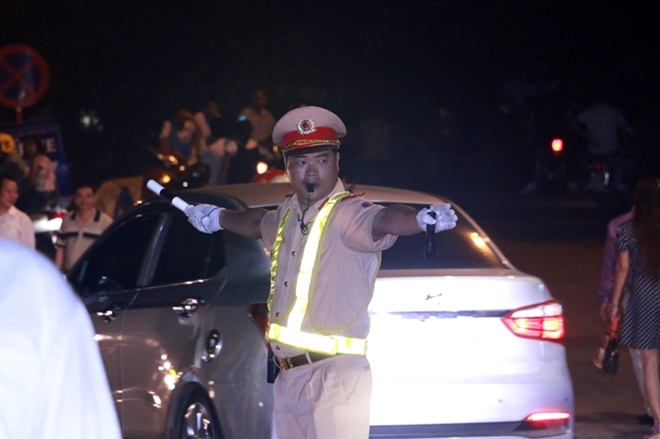 Cảnh sát giao thông bám đường giữa đêm bảo vệ lễ hội Đền Hùng - Ảnh minh hoạ 10