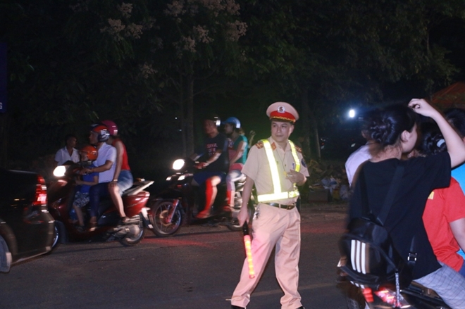 Cảnh sát giao thông bám đường giữa đêm bảo vệ lễ hội Đền Hùng - Ảnh minh hoạ 7