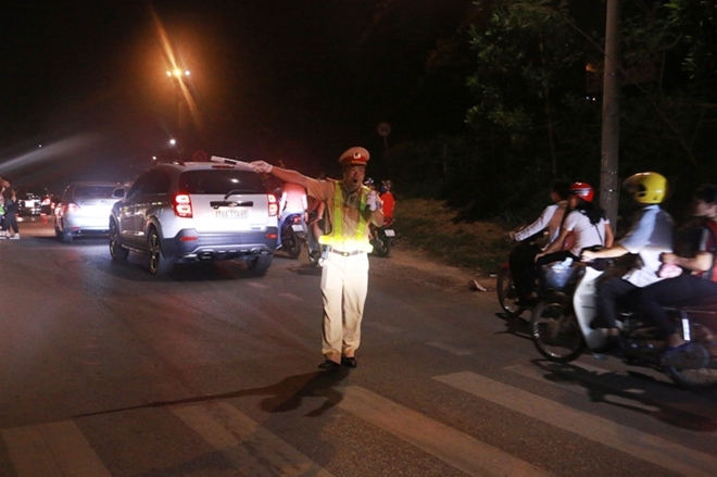 Cảnh sát giao thông bám đường giữa đêm bảo vệ lễ hội Đền Hùng - Ảnh minh hoạ 5