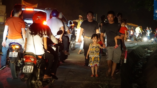 Cảnh sát giao thông bám đường giữa đêm bảo vệ lễ hội Đền Hùng - Ảnh minh hoạ 2