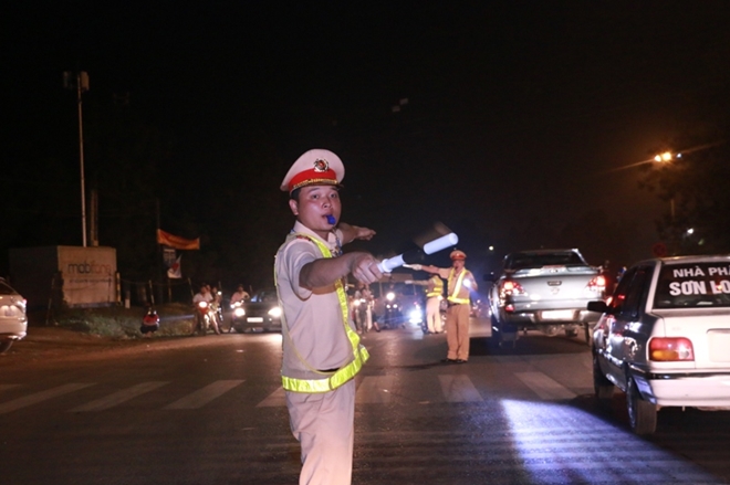 Cảnh sát giao thông bám đường giữa đêm bảo vệ lễ hội Đền Hùng - Ảnh minh hoạ 9