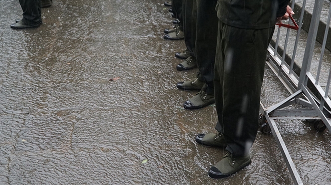 Hàng rào người dưới cơn mưa lớn ở Đền Hùng - Ảnh minh hoạ 6