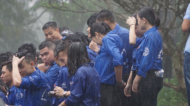 Hàng rào người dưới cơn mưa lớn ở Lễ hội Đền Hùng8 - Ảnh minh hoạ 7