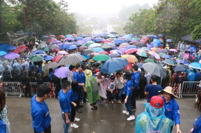 Hàng rào người dưới cơn mưa lớn ở Lễ hội Đền Hùng8 - Ảnh minh hoạ 10