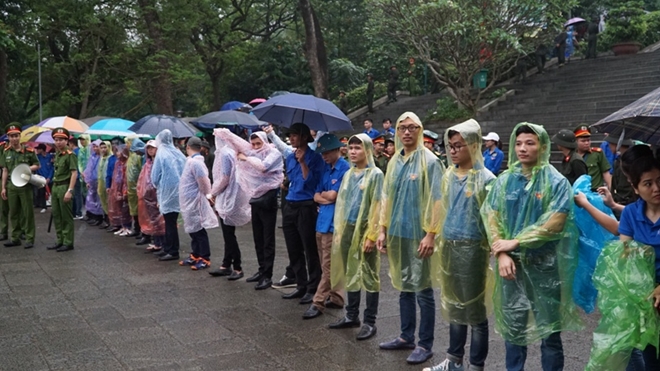 Hàng rào người dưới cơn mưa lớn ở Lễ hội Đền Hùng8