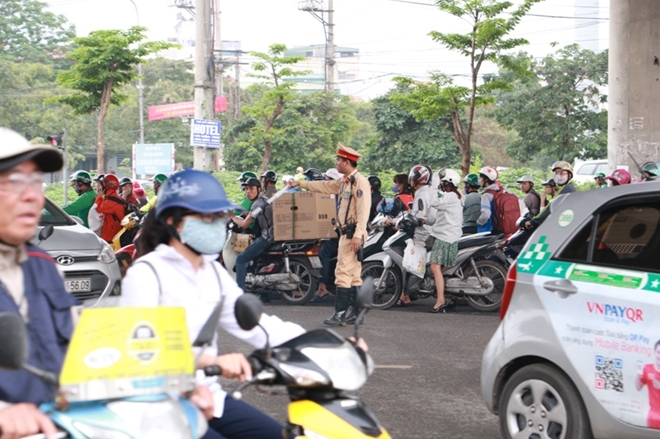 CSGT cắm chốt phân luồng phương tiện trước kỳ nghỉ lễ - Ảnh minh hoạ 9