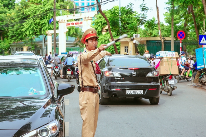 Công an Hà Nội đảm bảo an toàn ngày đầu tiên kỳ thi THPT Quốc gia 2018 - Ảnh minh hoạ 9