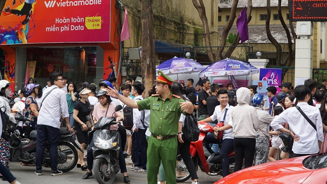 Công an Hà Nội đảm bảo an toàn ngày đầu tiên kỳ thi THPT Quốc gia 2018 - Ảnh minh hoạ 2