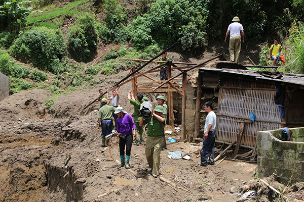 Công an Lai Châu nỗ lực giúp dân khắc phục hậu quả mưa lũ