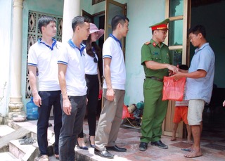 Trường Trung cấp cảnh sát vũ trang giúp người dân Nam Phương Tiến sau lũ - Ảnh minh hoạ 2