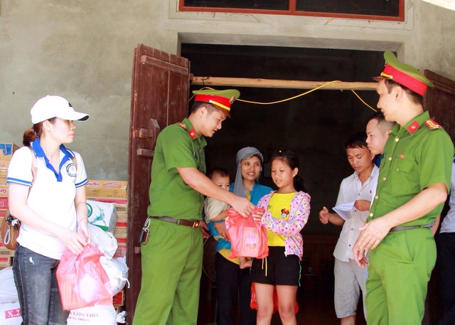 Trường Trung cấp cảnh sát vũ trang giúp người dân Nam Phương Tiến sau lũ
