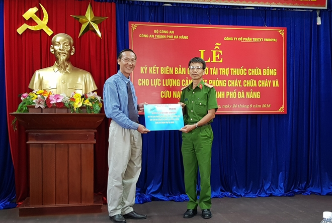 Cảnh sát PCCC Đà Nẵng tiếp nhận tài trợ các sản phẩm xử lý bỏng và thương tích