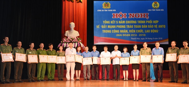Nhiều cán bộ, công chức của Thanh Hóa được khen thưởng trong phong trào Toàn dân bảo vệ ANTQ - Ảnh minh hoạ 2