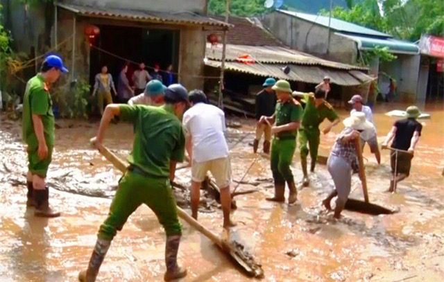 Không nghỉ lễ, Công an Thanh Hóa giúp dân khắc phục hậu quả mưa lũ - Ảnh minh hoạ 5