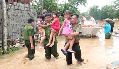 Lực lượng Công an giúp dân khắc phục hậu quả mưa lũ - Ảnh minh hoạ 2