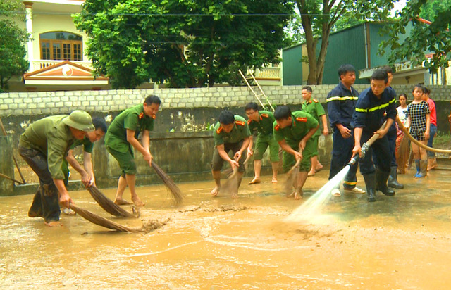 Không nghỉ lễ, Công an Thanh Hóa giúp dân khắc phục hậu quả mưa lũ - Ảnh minh hoạ 9