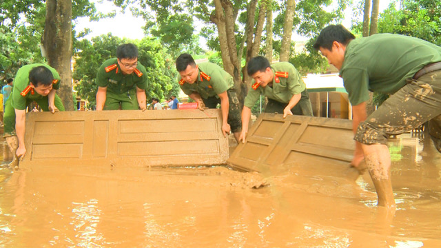 Không nghỉ lễ, Công an Thanh Hóa giúp dân khắc phục hậu quả mưa lũ - Ảnh minh hoạ 7