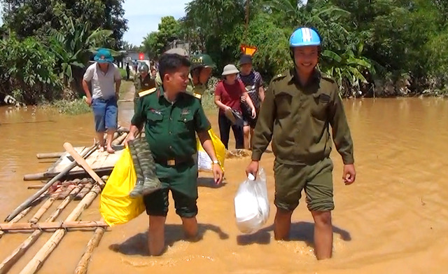 Không nghỉ lễ, Công an Thanh Hóa giúp dân khắc phục hậu quả mưa lũ - Ảnh minh hoạ 12