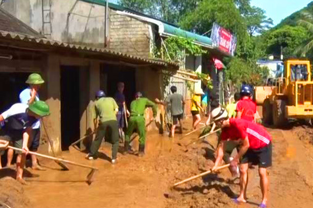 Không nghỉ lễ, Công an Thanh Hóa giúp dân khắc phục hậu quả mưa lũ - Ảnh minh hoạ 4