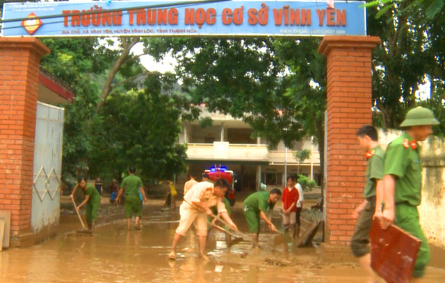 Không nghỉ lễ, Công an Thanh Hóa giúp dân khắc phục hậu quả mưa lũ - Ảnh minh hoạ 6