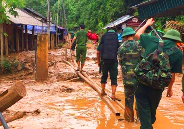 Không nghỉ lễ, Công an Thanh Hóa giúp dân khắc phục hậu quả mưa lũ - Ảnh minh hoạ 3
