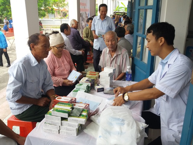 Bệnh viện 198 khám bệnh, cấp phát thuốc miễn phí tại Nam Định