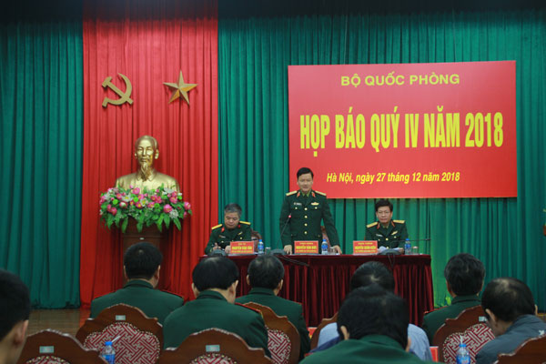 Thiếu tướng Nguyễn Văn Đức, Cục trưởng Cục Tuyên huấn, Tổng cục Chính trị QĐND Việt Nam chủ trì cuộc họp báo.