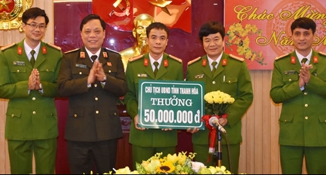 Khen thưởng các đơn vị phá nhanh vụ án giết người cướp của tại Hậu Lộc