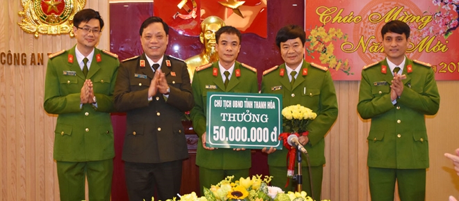 Khen thưởng các đơn vị phá nhanh vụ án giết người cướp của tại Hậu Lộc