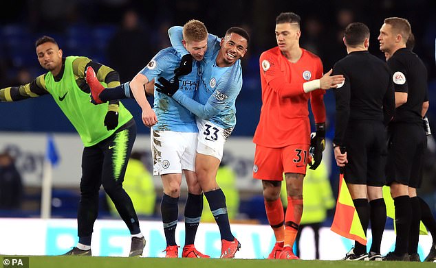 Chiến thắng trước Everton giúp ManCity giật lại ngôi đầu bảng từ Liverpool.