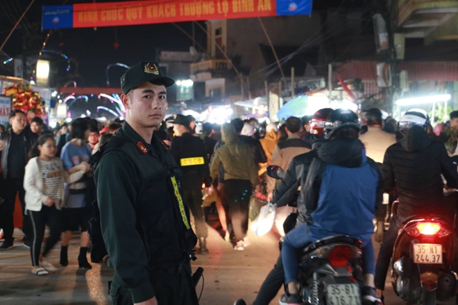 Lực lượng Công an trắng đêm bảo vệ an ninh tại phiên chợ “mua may, bán rủi” - Ảnh minh hoạ 3