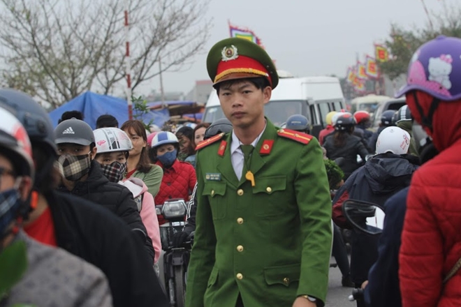 Lực lượng Công an trắng đêm bảo vệ an ninh tại phiên chợ “mua may, bán rủi” - Ảnh minh hoạ 2