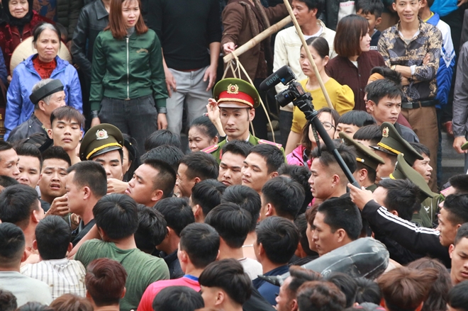 Lực lượng Công an căng mình giữ trật tự lễ hội Đúc Bụt, Vĩnh Phúc - Ảnh minh hoạ 7