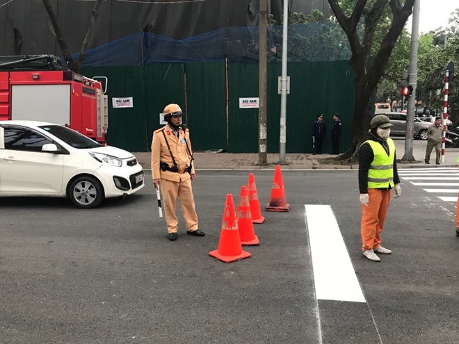 Hoạt động này diễn ra đúng vào giờ tan tầm nên lượng phương tiện di chuyển khá đông. Lực lượng chức năng phải làm một hàng rào ngăn tạm để cản bớt số phương tiện di qua khu vực này.