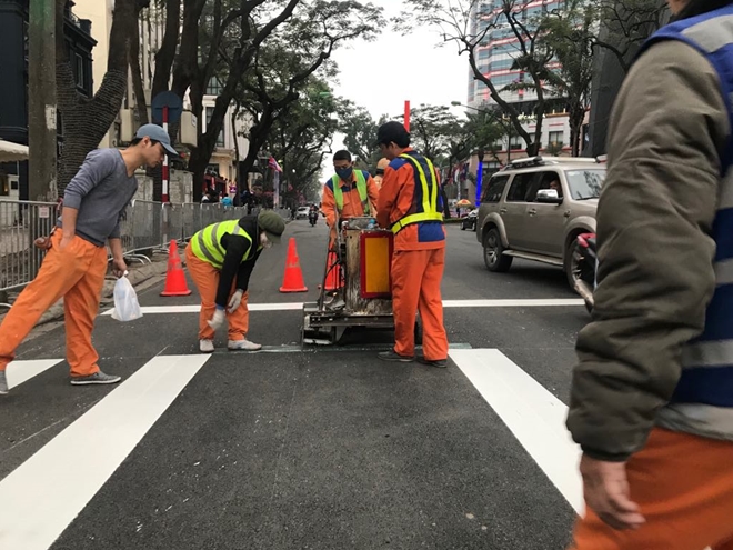 Việc sơn mới vạch dừng đèn đỏ và làn đường cho người đi bộ nằm trong các hoạt động phục vụ cho hội nghị thượng đỉnh Mỹ-Triều sắp tới.