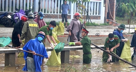 Tuổi trẻ Công an huyện Quan Sơn, Thanh Hóa giúp đồng bào vùng cao làm vệ sinh môi trường