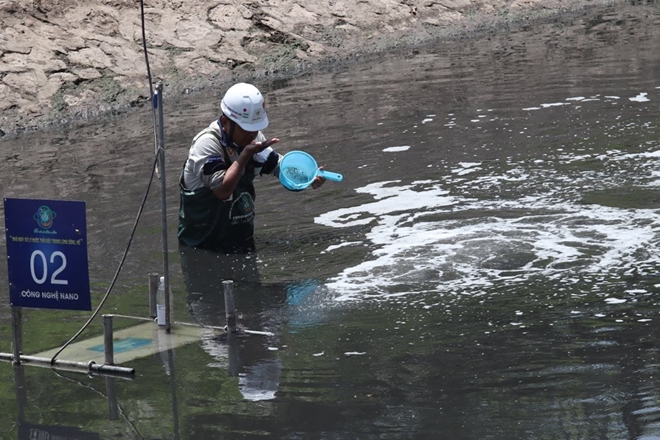 Chuyên gia Nhật Bản lội sông Tô Lịch khảo sát sau 20 ngày thí điểm làm sạch - Ảnh 3.