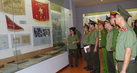 Công an tỉnh Hà Nam tham quan triển lãm “CAND khắc ghi lời Bác”