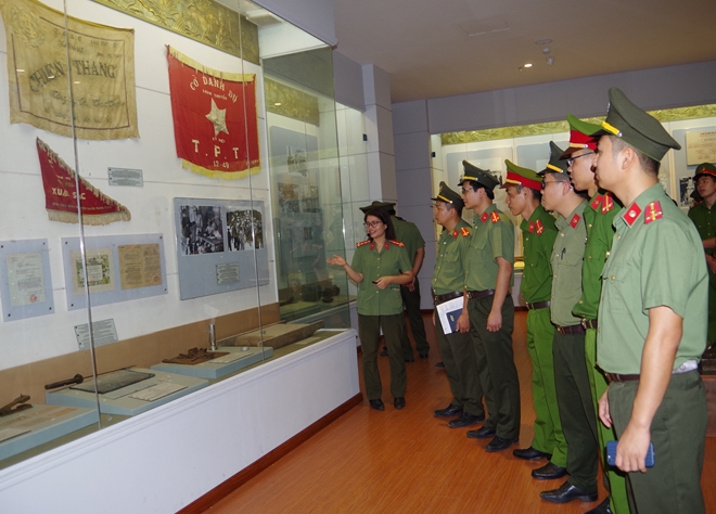 Công an tỉnh Hà Nam tham quan triển lãm “CAND khắc ghi lời Bác”