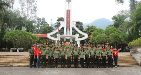 Dâng hương tưởng niệm các anh hùng, liệt sỹ tại Nghĩa trang liệt sĩ Vị Xuyên