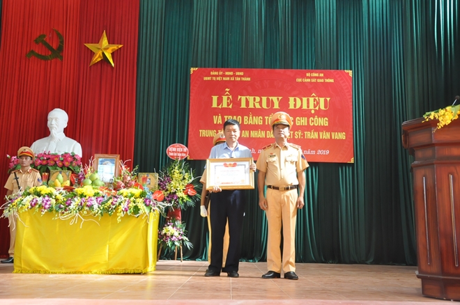 Trao tặng bằng “Tổ quốc ghi công” cho gia đình Trung tá Trần Văn Vang