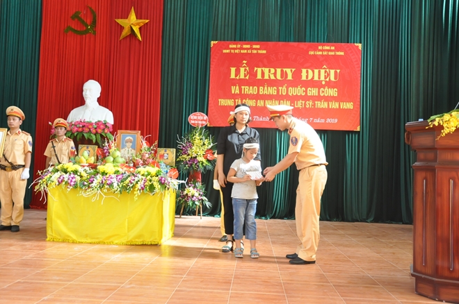 Trao tặng bằng “Tổ quốc ghi công” cho gia đình Trung tá Trần Văn Vang - Ảnh minh hoạ 3